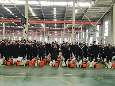 环球动态 l 金蛇来，祝福到！环球集团为全体员工发放年货福利啦！